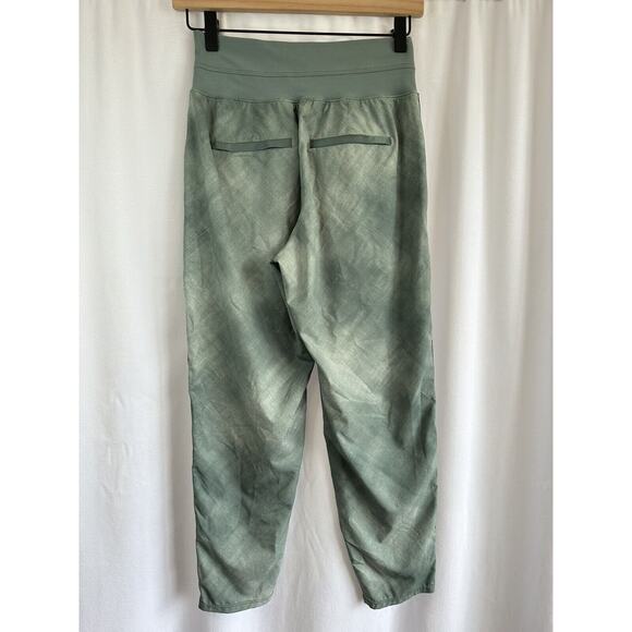 Athleta Nolita Slim Tapered Leg Crop Pants Green Tie Dye Print Women's Size 2 - Picture 5 of 10